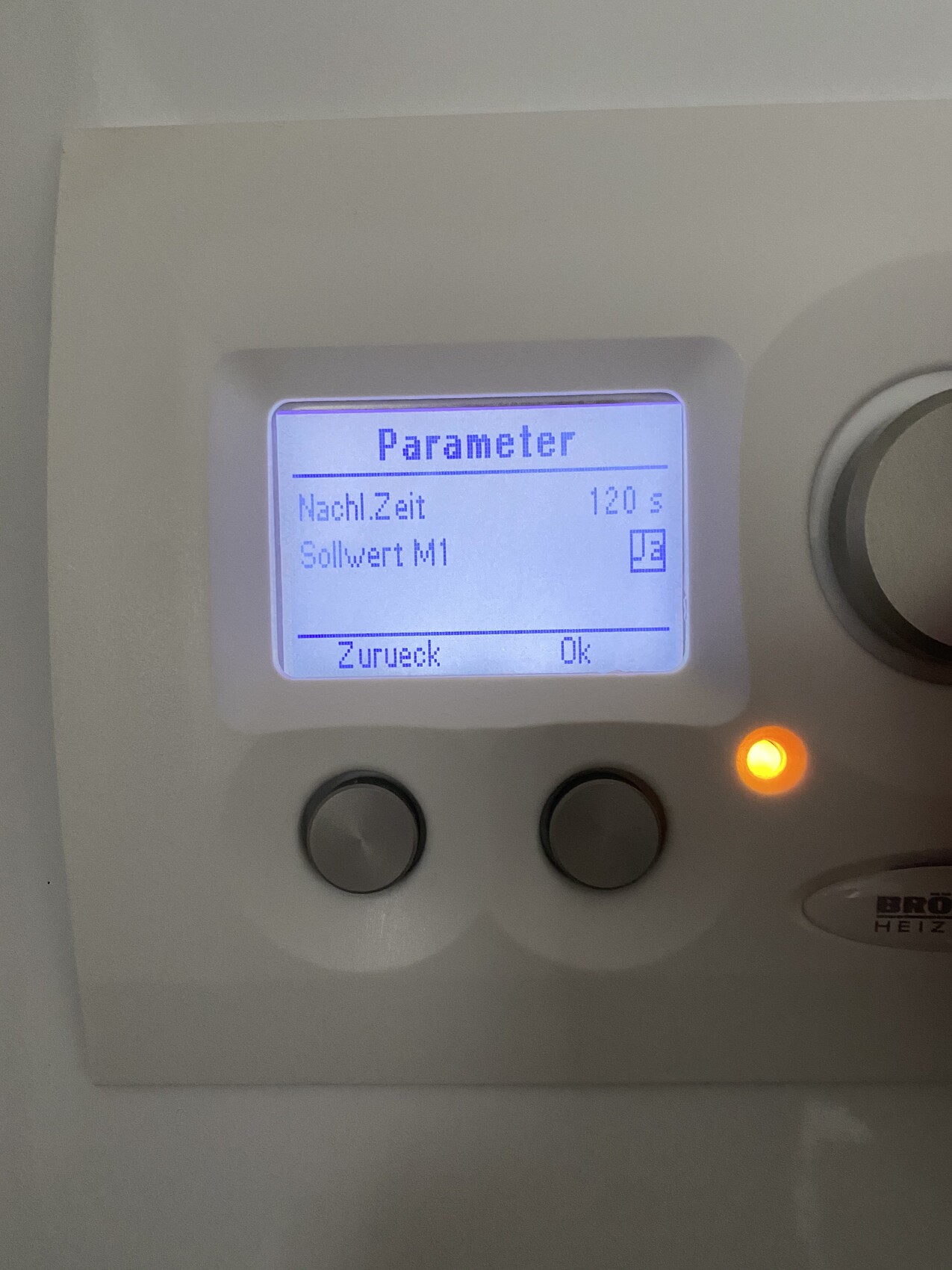 Parameter-Menü eines Heizungsreglers: NachZeit 120 s, Sollwert M1, orange LED, zwei Tasten