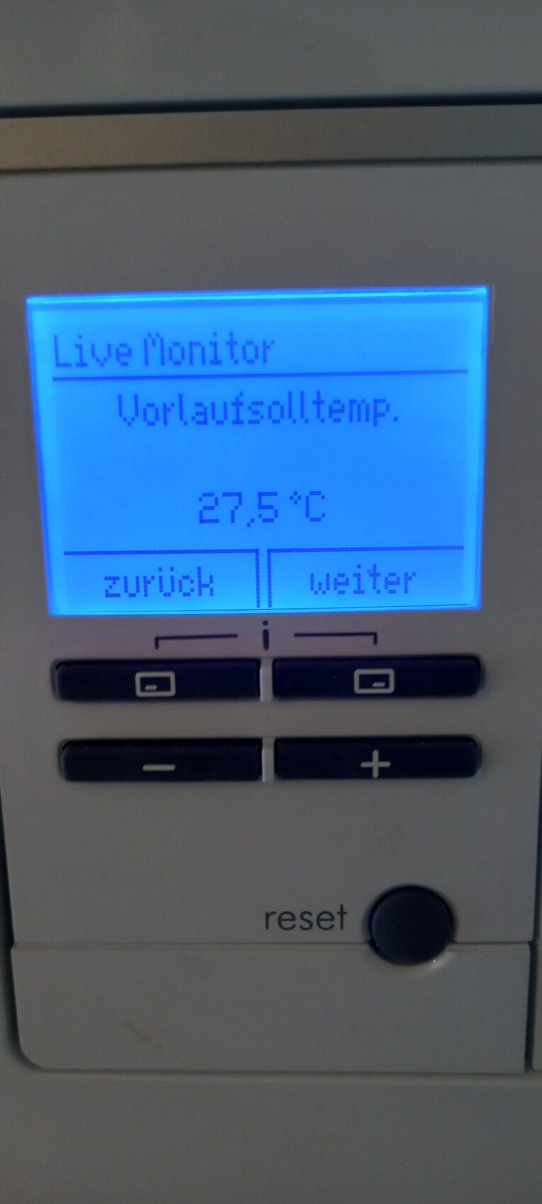 Blaues beleuchtetes LCD-Display zeigt Live Monitor, Vorlaufsolltemp. 27,5°C; zurück und weiter.