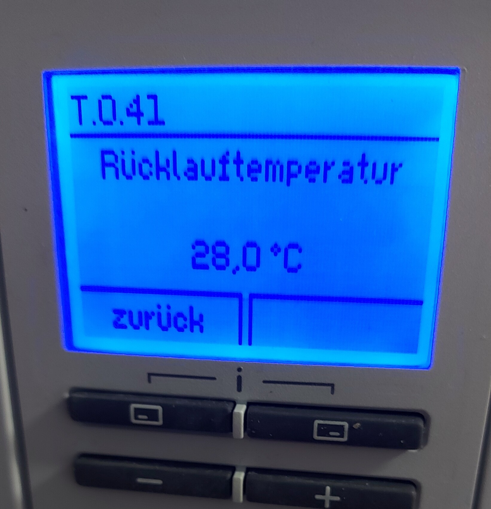Digitales Display eines Heizungsreglers zeigt Rücklauftemperatur 28,0°C (T.O.41)