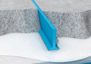 Nahaufnahme einer blauen Schutzkante auf einer Treppenstufe aus Stein mit Schnee