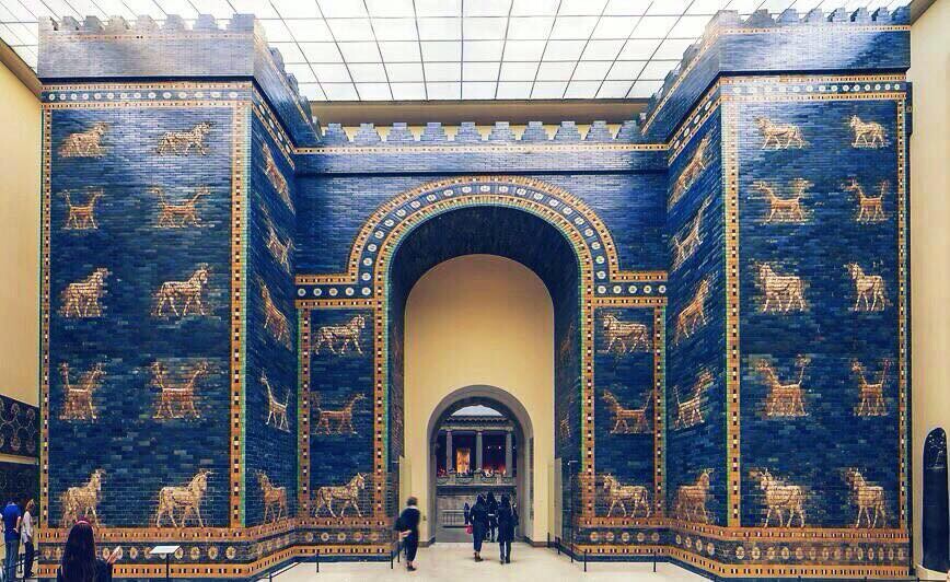 Ishtar-Tor aus blauen Ziegeln mit goldenen Tierreliefs, Rundbogen, Museumsflur