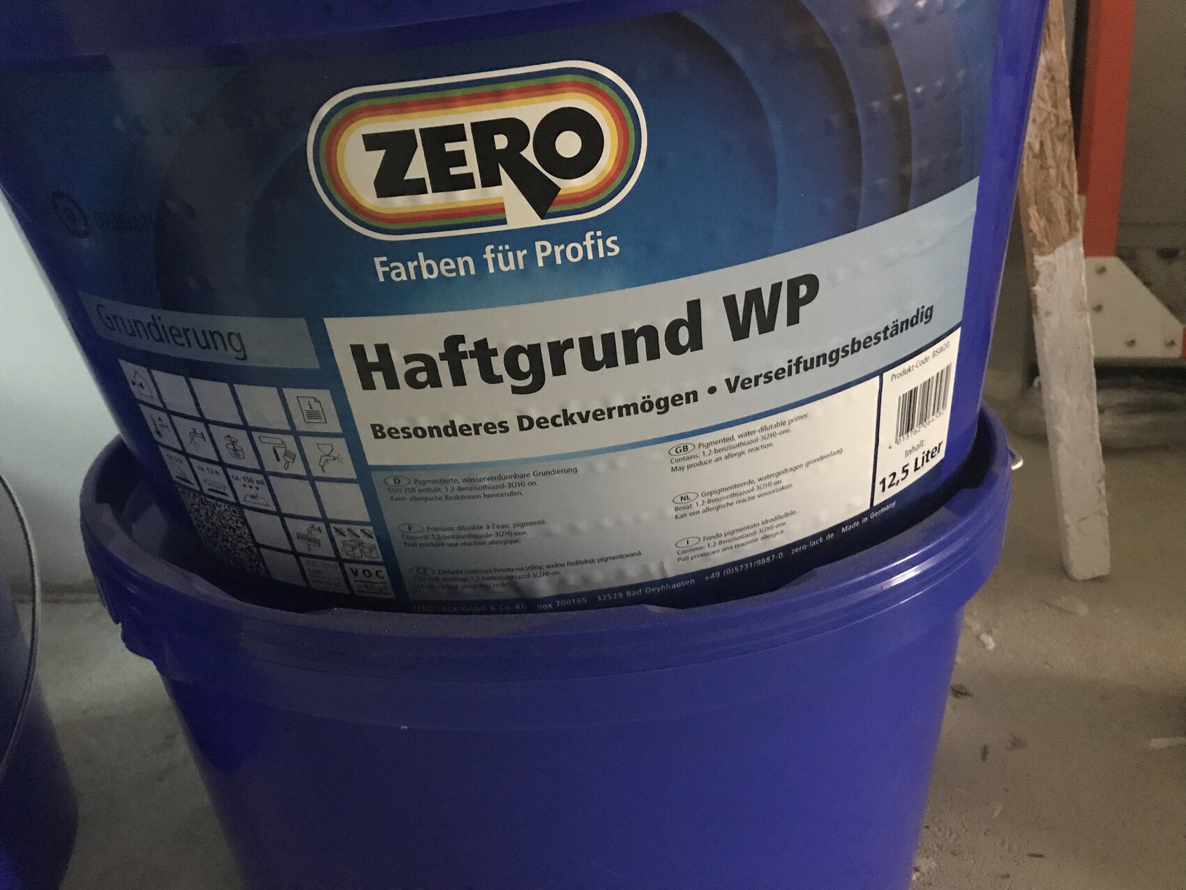 Blauer Eimer mit Etikett Haftgrund WP von ZERO – Farben für Profis.