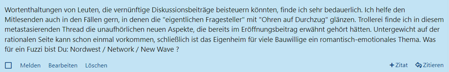 Screenshot eines Forenbeitrags auf blauem Hintergrund mit Moderations- und Zitier-Optionen.