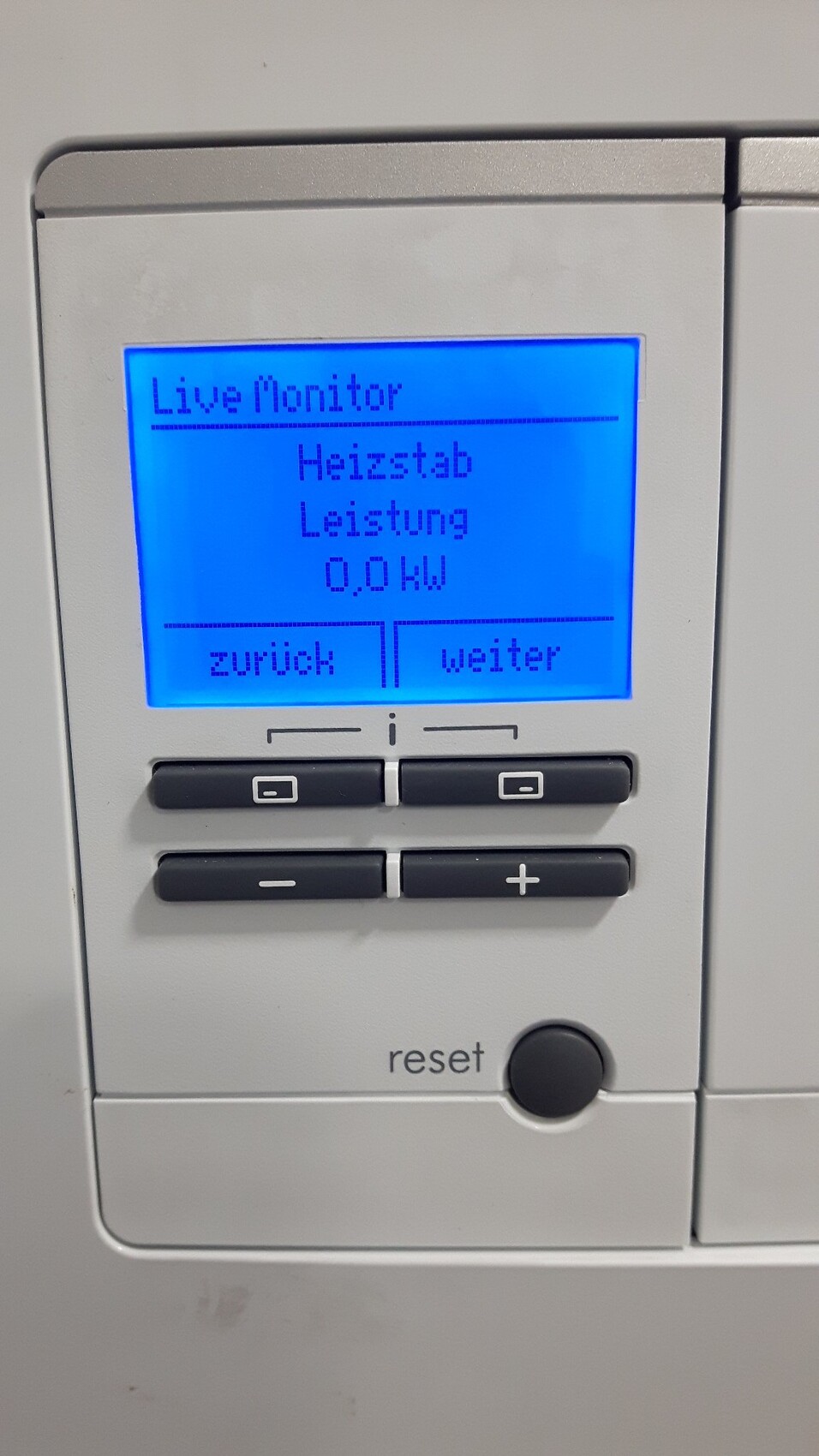 Blaues Display eines Heizgeräts mit Live Monitor, Heizstab, Leistung 0,0 kW; Tasten zurück/weiter