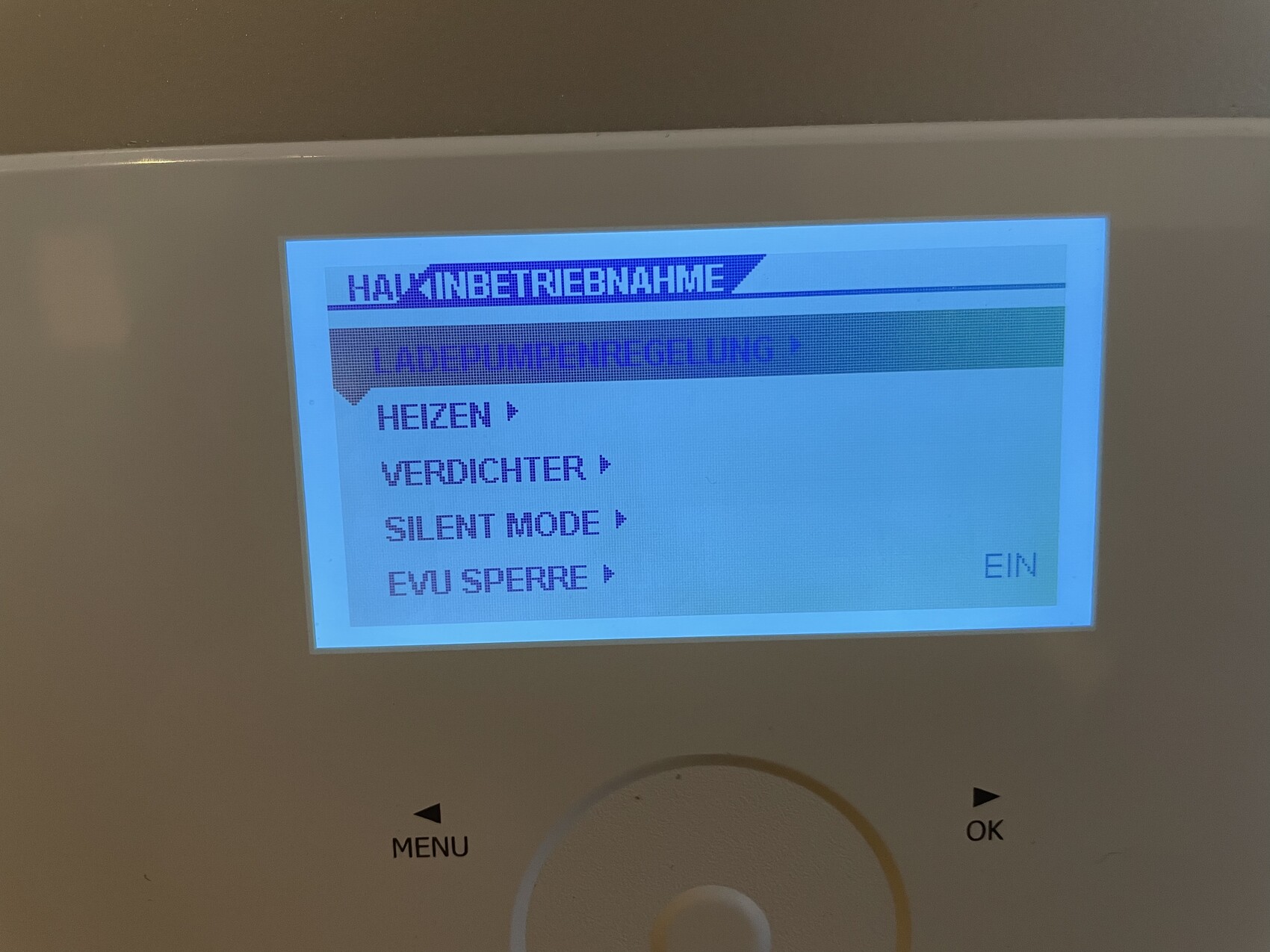 Blaues LCD-Display eines Geräts mit Menü: HEIZEN, VERDICHTER, SILENT MODE, EVU SPERRE.