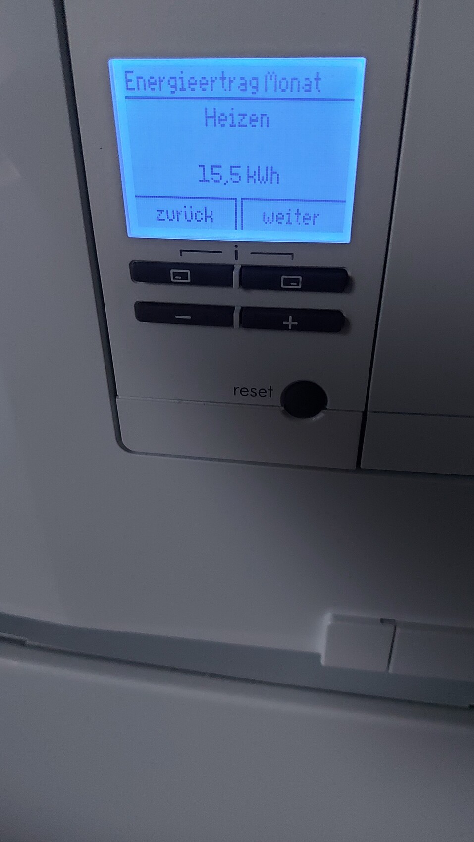 Heizungsdisplay zeigt Energieertrag Monat, Heizen, 15,5 kWh; Zurück/Weiter, Reset