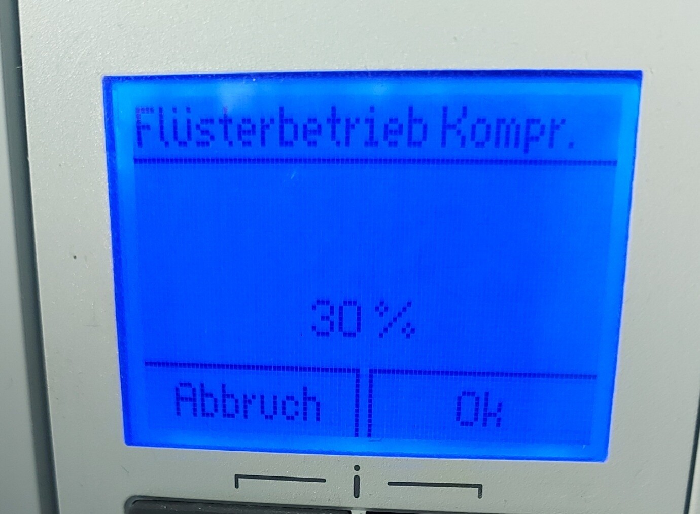 Blau beleuchtetes Display eines Geräts zeigt 30%; unten Abbruch und Ok als Bedienelemente.