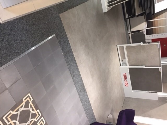 Showroom mit Bodenbelägen und Fliesenmustern, Ausstellungsständer mit Musterplatten
