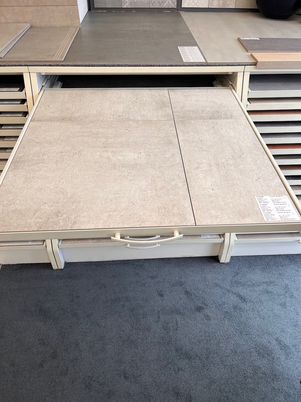 Showroom mit Bodenbelag- und Fliesenmustern auf Musterplatten und Displays