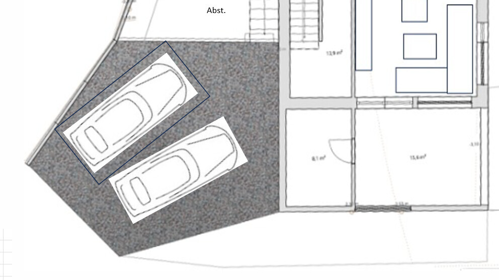 Grundriss: Parkplatz mit zwei diagonal geparkten Autos neben dem Haus; Innenaufbau sichtbar