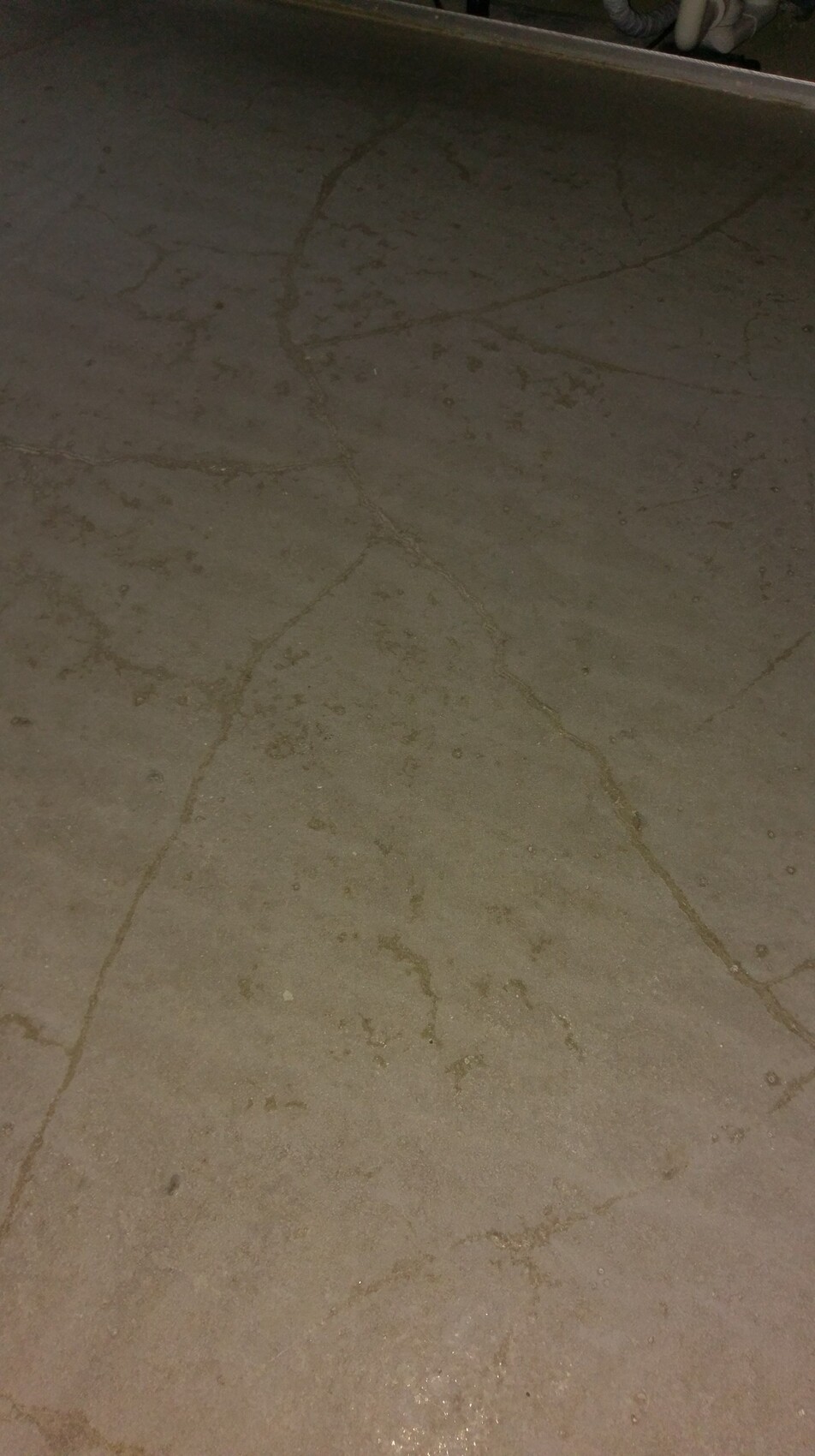 Betonbodenplatte mit sichtbaren Rissen