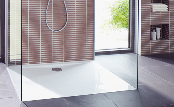 bodentiefe-dusche-mit-rinnen-gefliest-oder-mit-duschwanne-74256-1.jpg