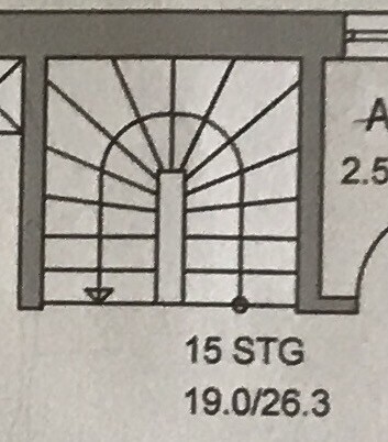 Grundrissdetail: Bogenfenster über Tür im Eingangsbereich eines Hauses