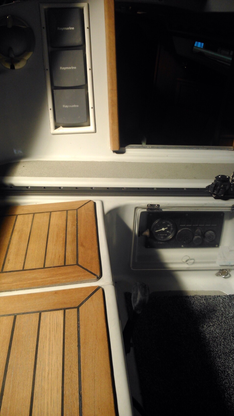 Boot-Cockpit mit Raymarine-Instrumenten und Holzdeck