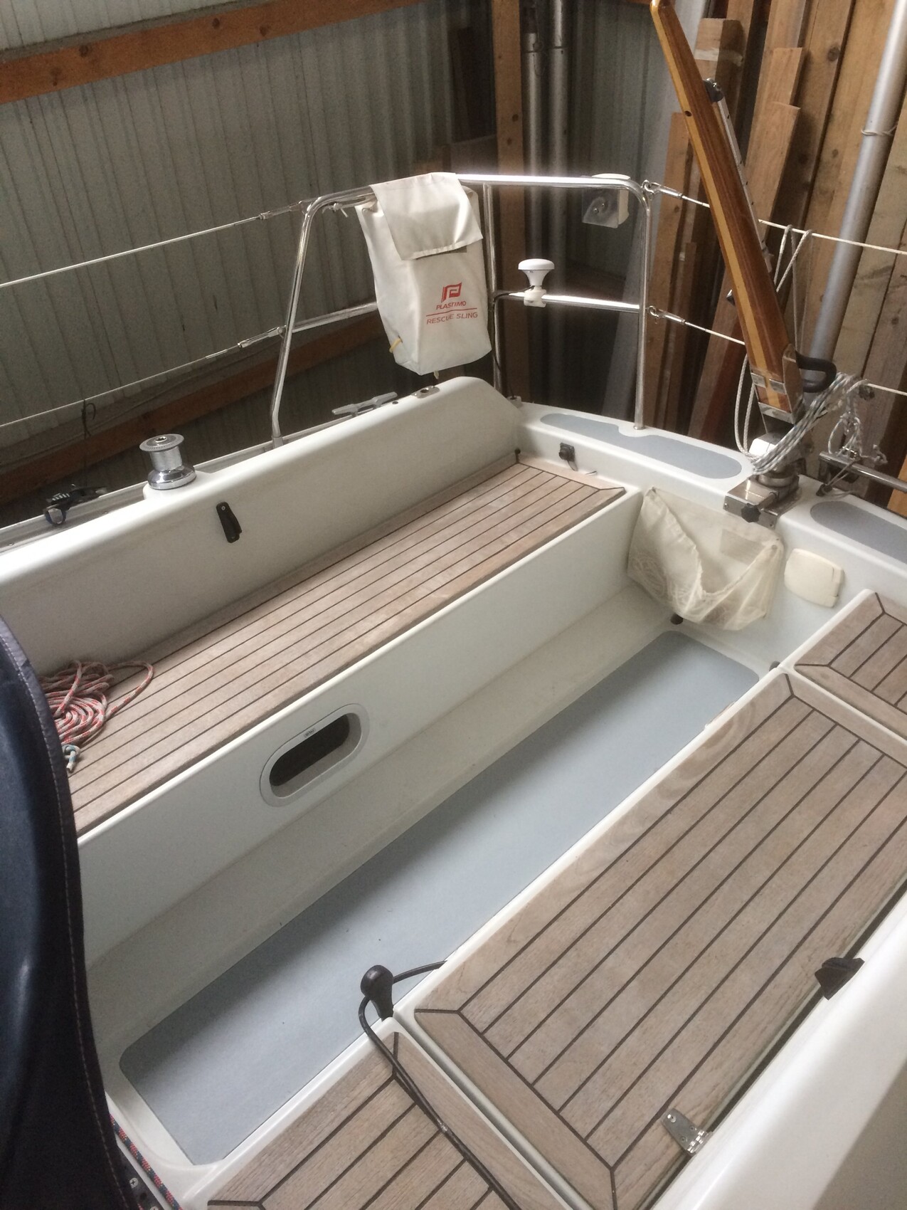 Segelboot-Cockpit mit Teakdielen und Reling in Werkstatt