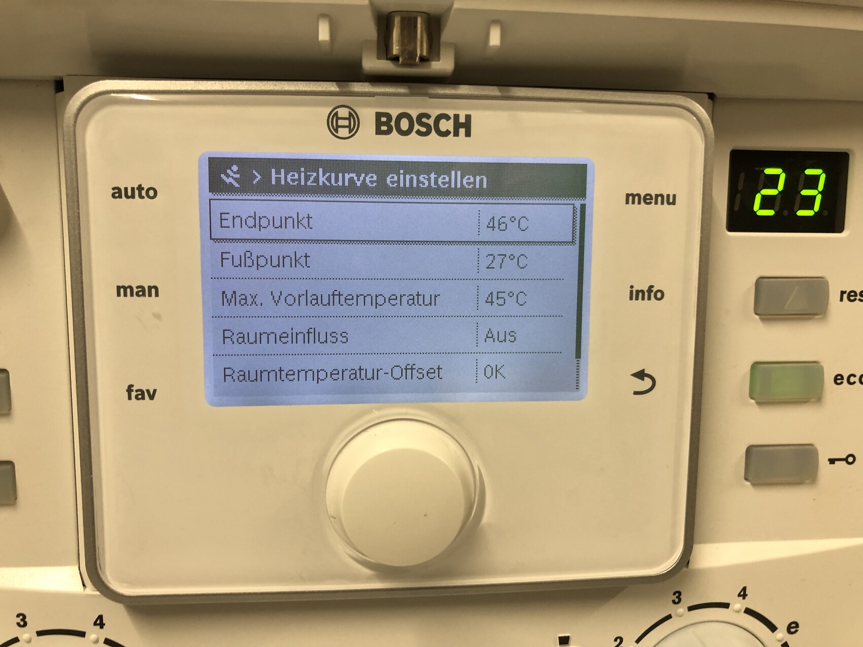 Bosch Heizungsregler mit Display und Menü 'Heizkurve einstellen' - Endpunkt 46°C, Fußpunkt 27°C.