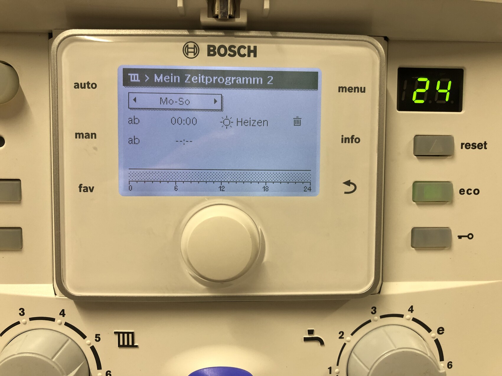 Bosch Ofenbedienfeld mit Display, großer Drehknopf, links Auto/Man/Fav, rechts Menu/Info/Eco/Reset.