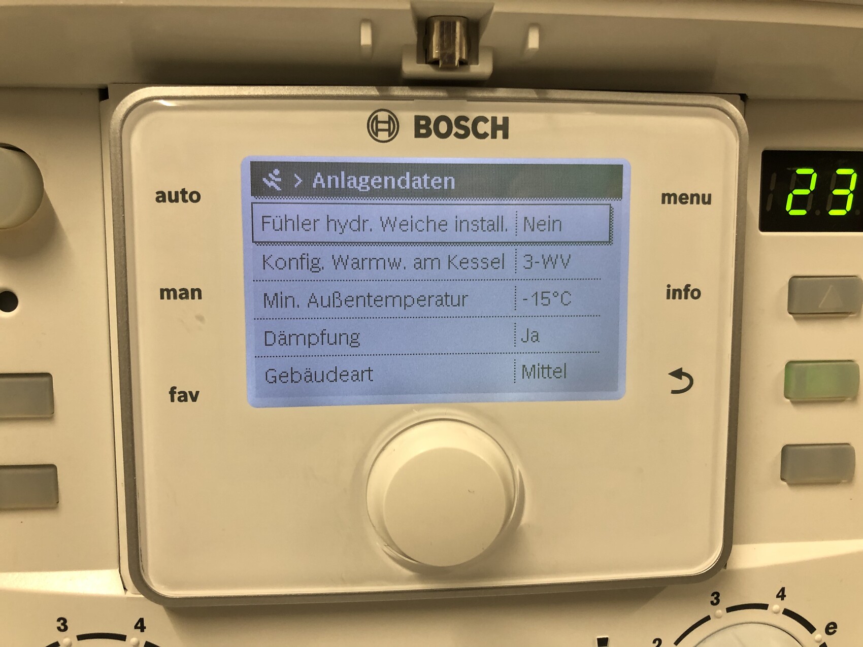 Bosch Heizungsregler Display zeigt Anlagendaten, Min.-Außentemperatur -15°C.