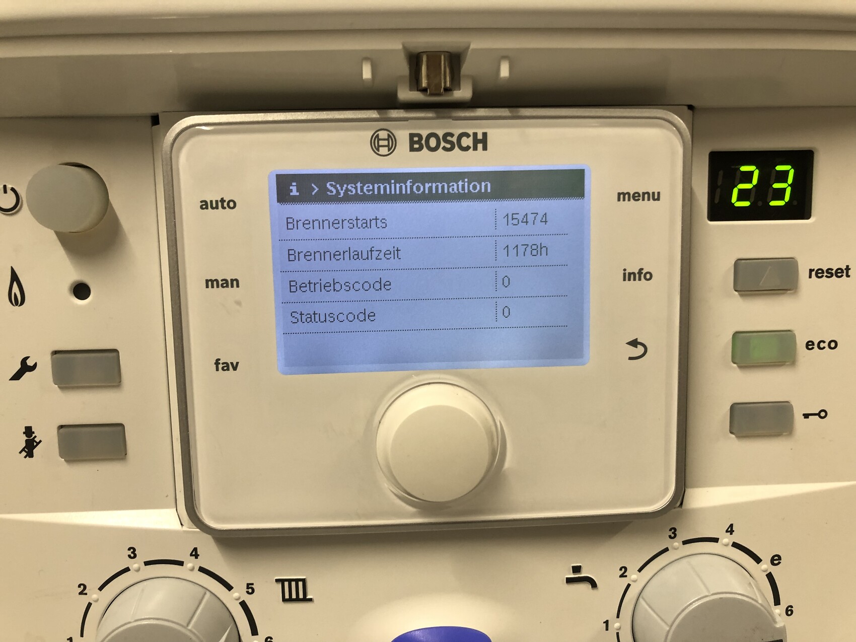 Bosch Heizungsregler mit Display: Systeminformationen, Brennerstarts, Laufzeit, Codes.