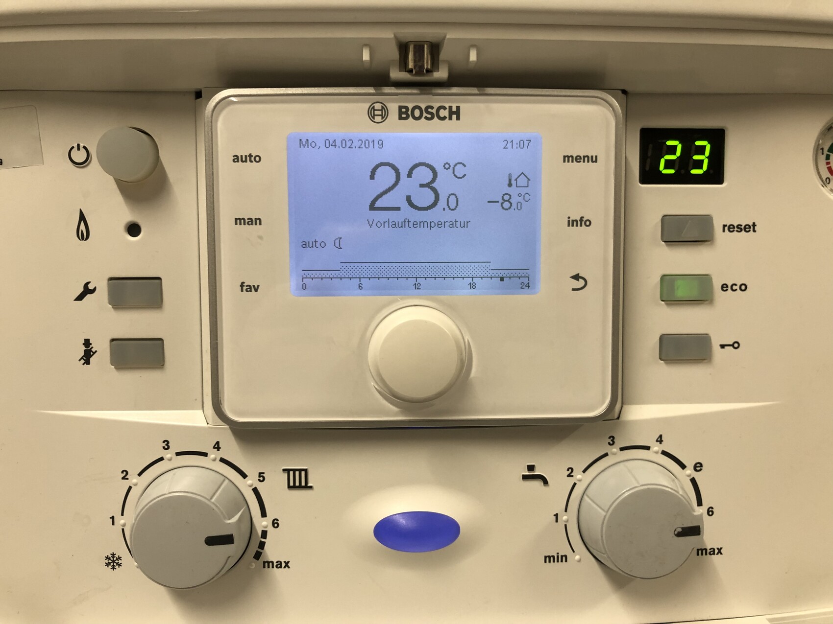 Bosch Heizungsregler mit Display zeigt 23°C Vorlauftemperatur und Bedienelemente