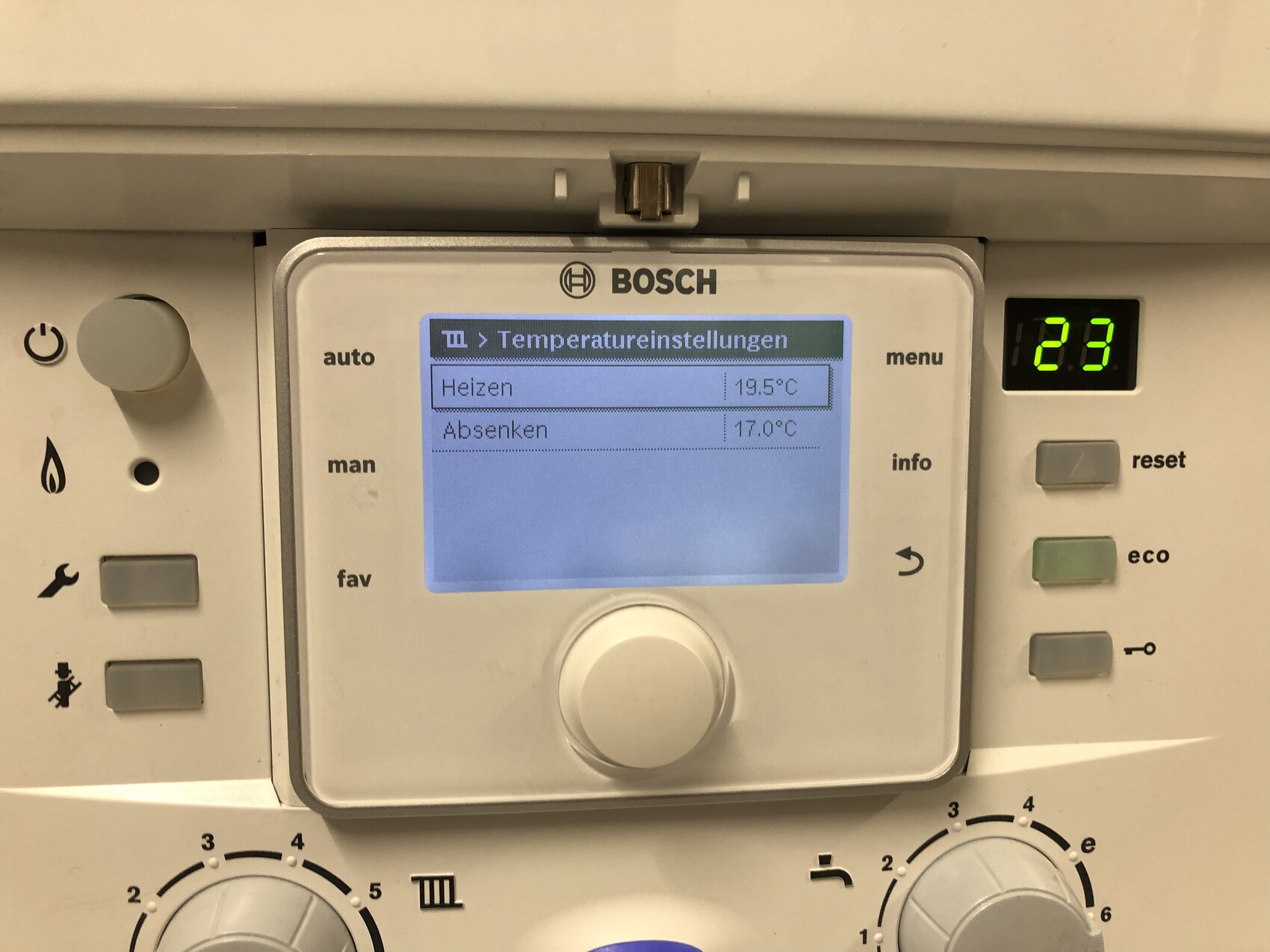 Bosch-Thermostat mit Display: Temperatureinstellungen, Heizen 19.5°C, Absenken 17.0°C