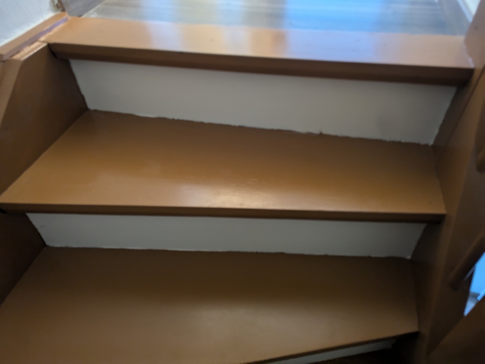 Dreistufige braune Holztreppe mit Seitenwangen, Innenbereich