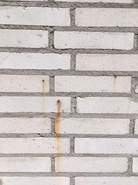 braune-loecherflecken-auf-neuer-kalksandsteinbruch-wand-275392-1.jpeg