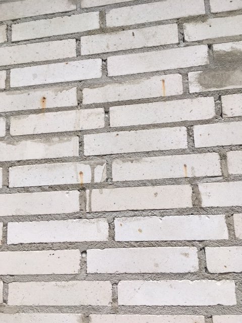 braune-loecherflecken-auf-neuer-kalksandsteinbruch-wand-275392-2.jpeg