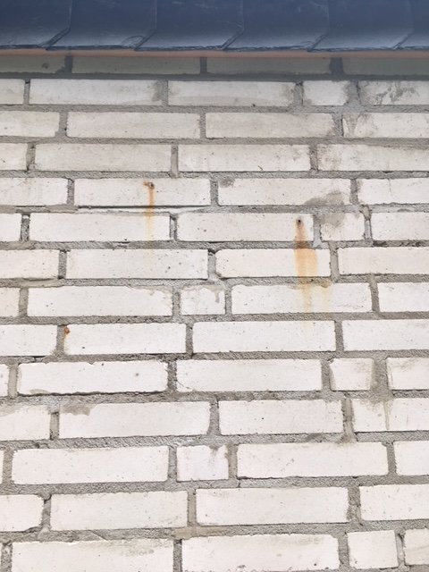 braune-loecherflecken-auf-neuer-kalksandsteinbruch-wand-275392-3.jpeg