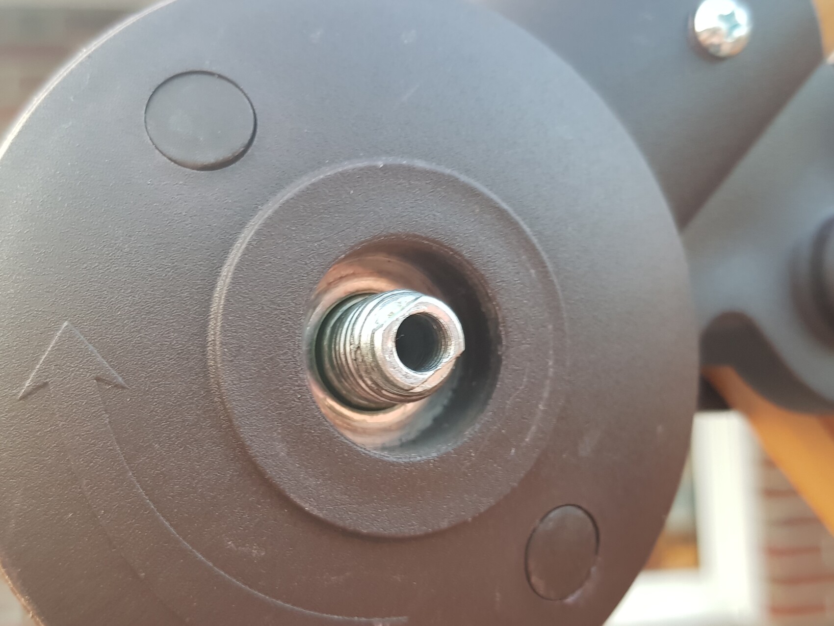 Nahaufnahme einer Stativbasis mit zentralem Metallgewinde in der Mitte.