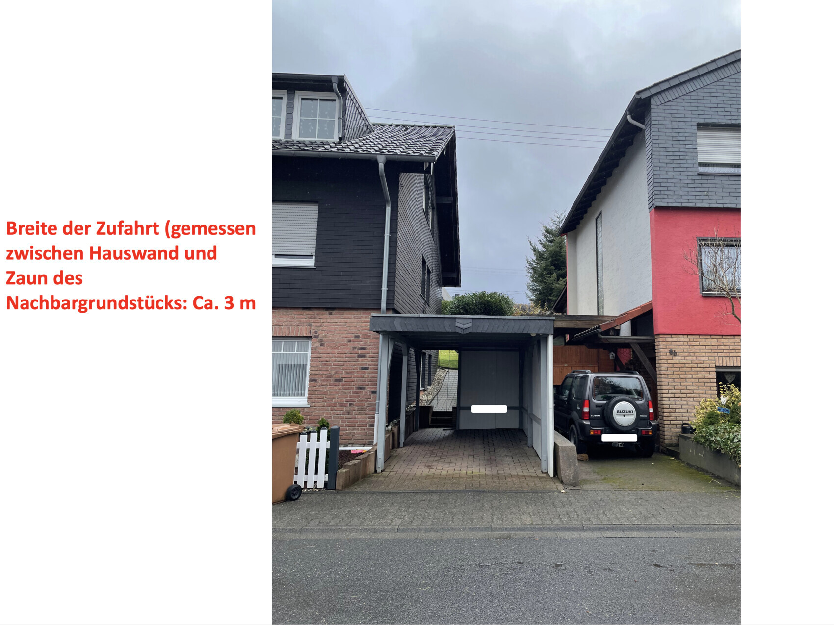 Zwei angrenzende Häuser mit Carport dazwischen; ein geparktes Auto steht unter dem Carport.
