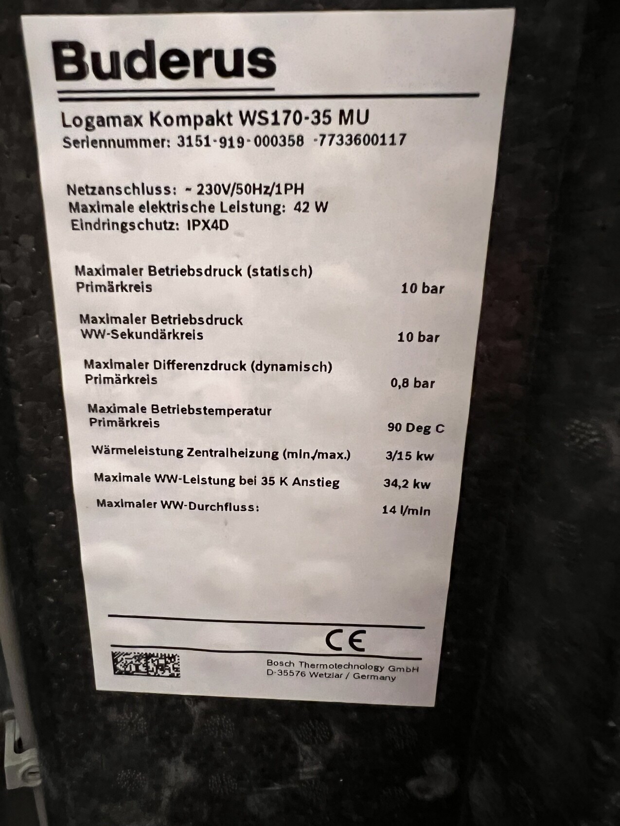 Etikett am Heizgerät Buderus Logamax Kompakt WS170-35 MU mit technischen Werten.