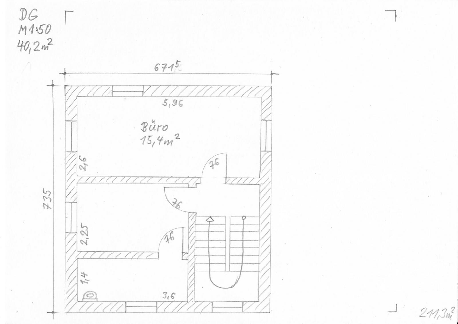 Handgezeichneter Dachgeschoss-Grundriss: Büro 15,4 m², Flur, Treppenhaus, Türen, Maße.