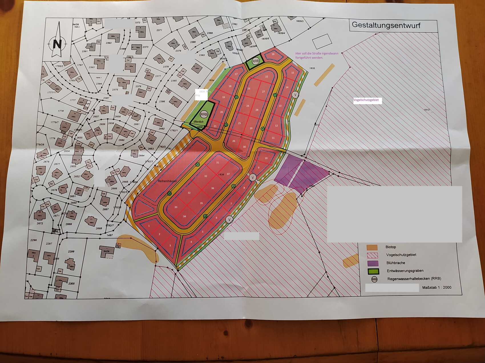 Lageplan eines Siedlungsgebiets mit roten Bauzonen, Straßenring, Grünflächen und Vogelschutzgebiet.