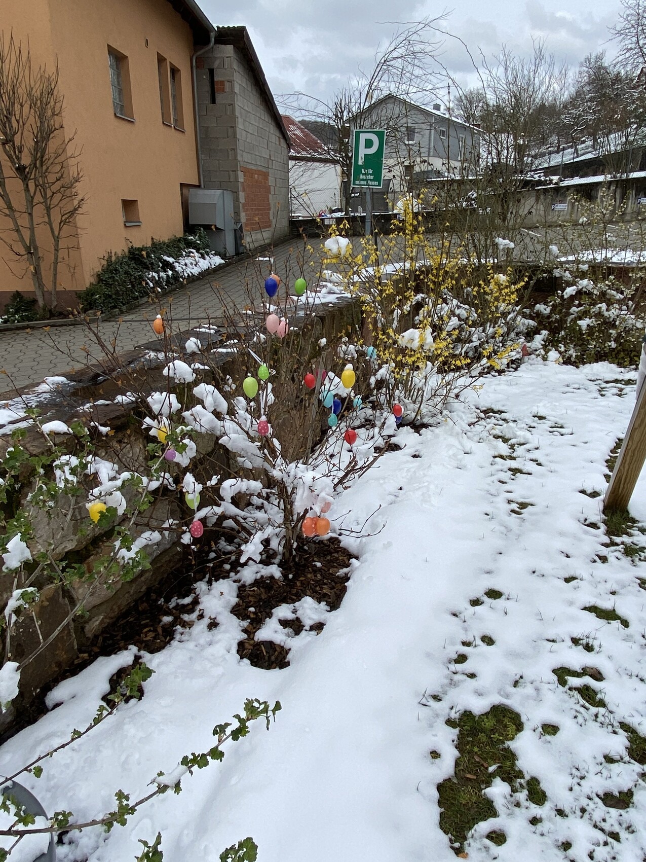 bunte-ostereier-im-garten-im-winterschnee.jpeg