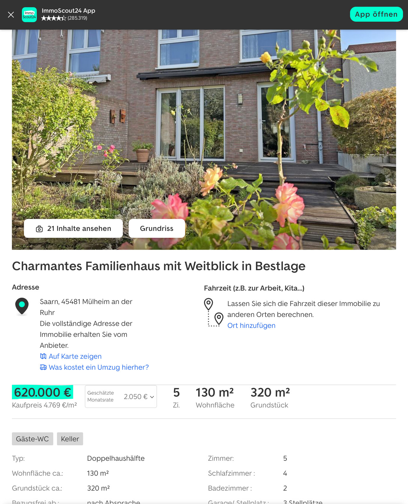 Charmantes Einfamilienhaus mit Holzterrasse, Garten und Blumen im Vordergrund.