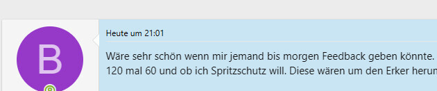 Screenshot eines Chatfensters mit einer Textnachricht, die um Feedback bis morgen bittet.