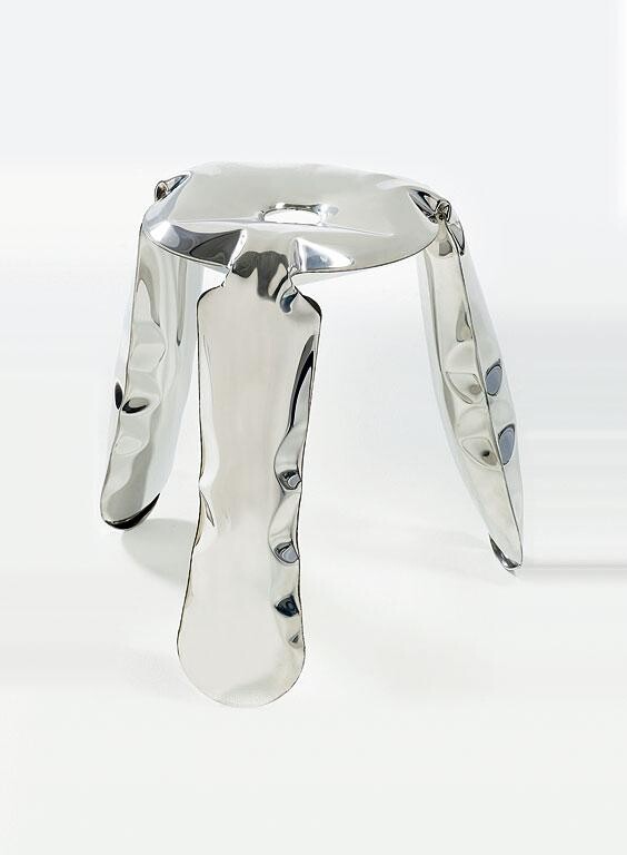 Reflektierender Metallhocker mit vier gebogenen Beinen und runder Sitzplatte