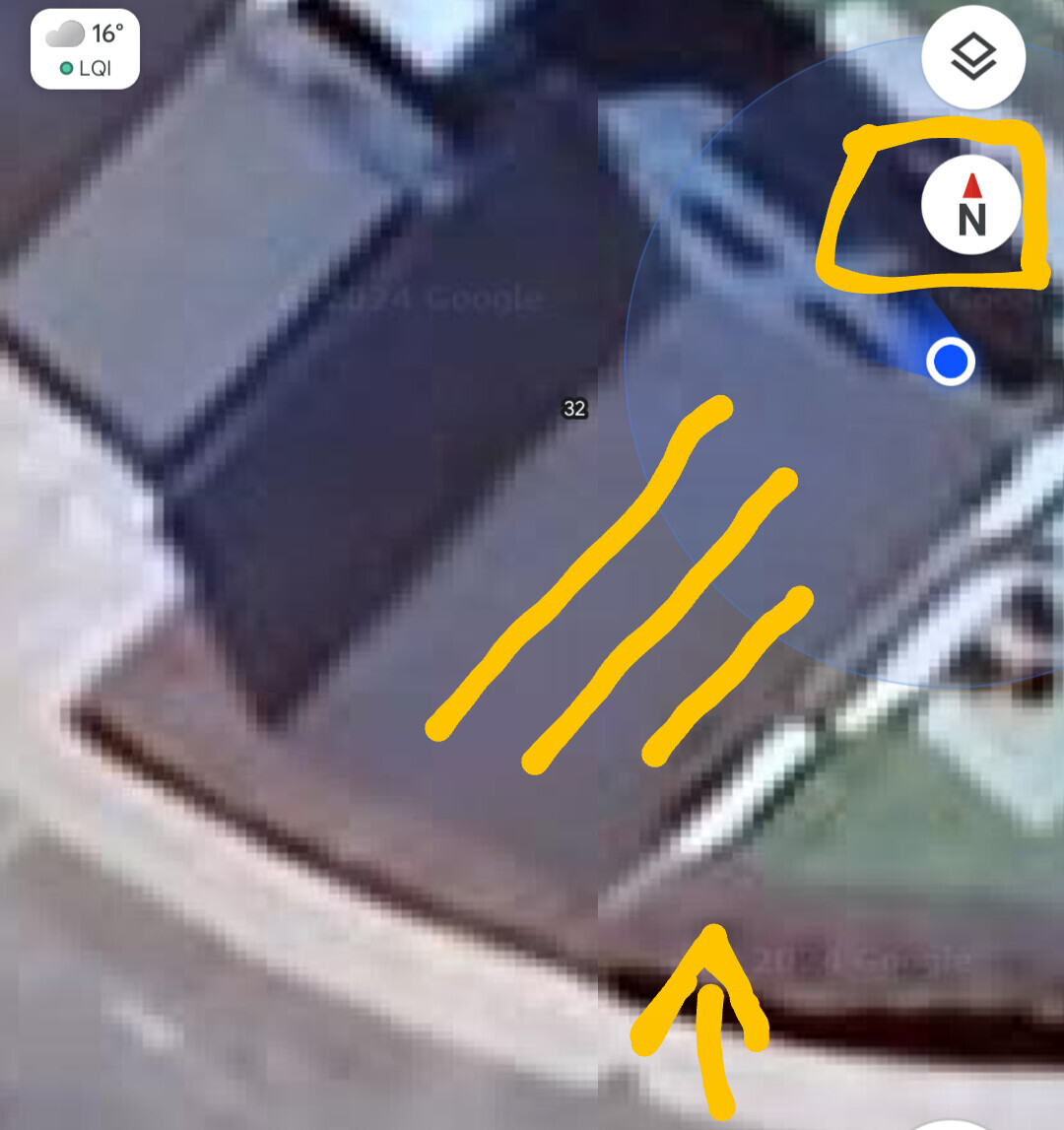 Satellitenansicht eines Gebäudekomplexes mit Kartenoverlay und blauer Standortmarker.