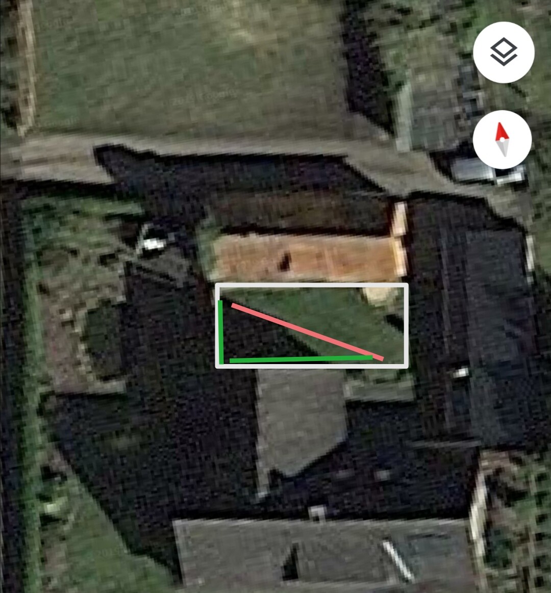 Satellitenbild eines Hauses mit markiertem Rechteck im Hof, grüne Grundlinie und rote Diagonale.