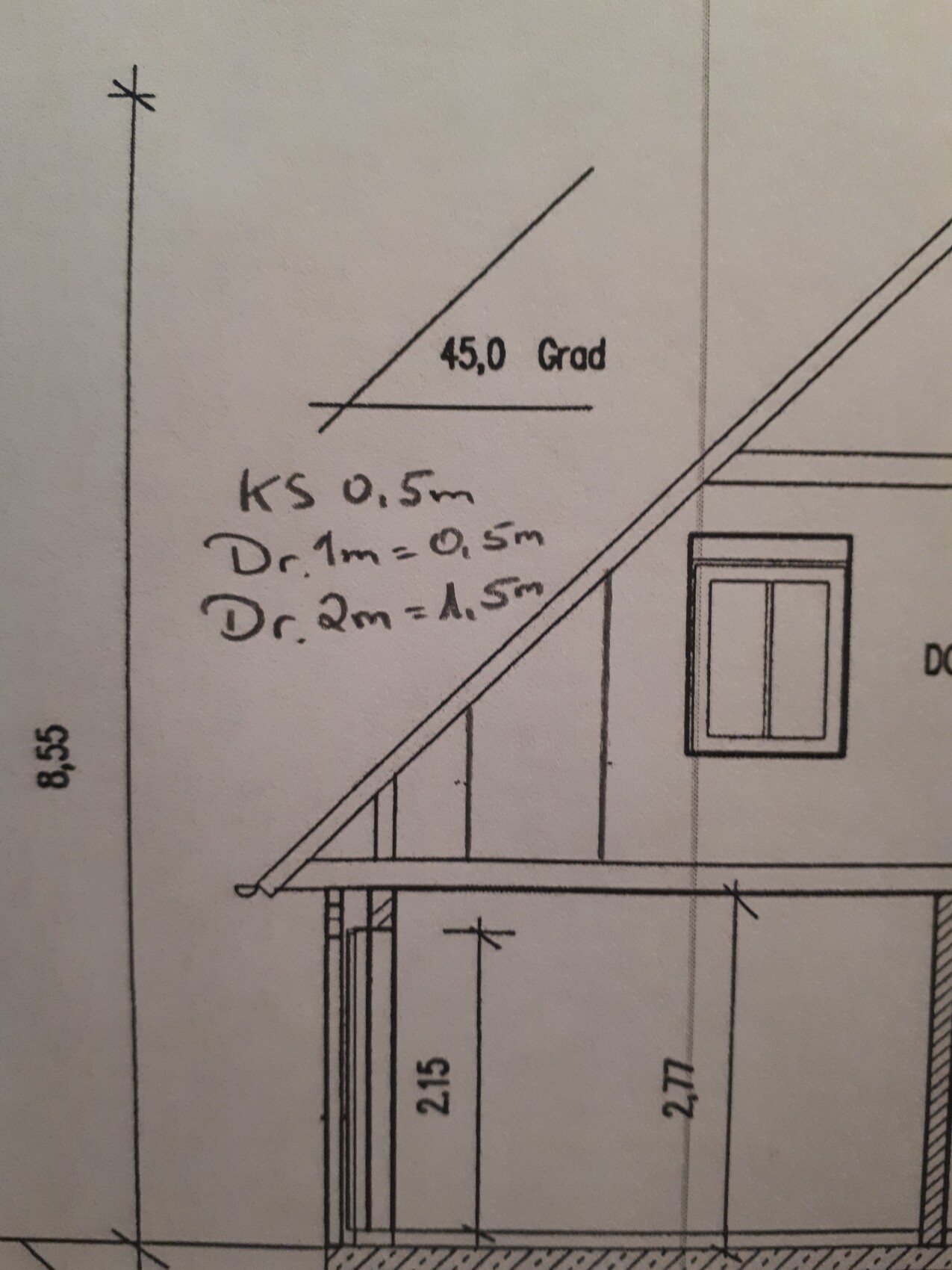 Architekturzeichnung eines Hauses mit schrägem Dach (45° Neigung), Fenster und Maßangaben.