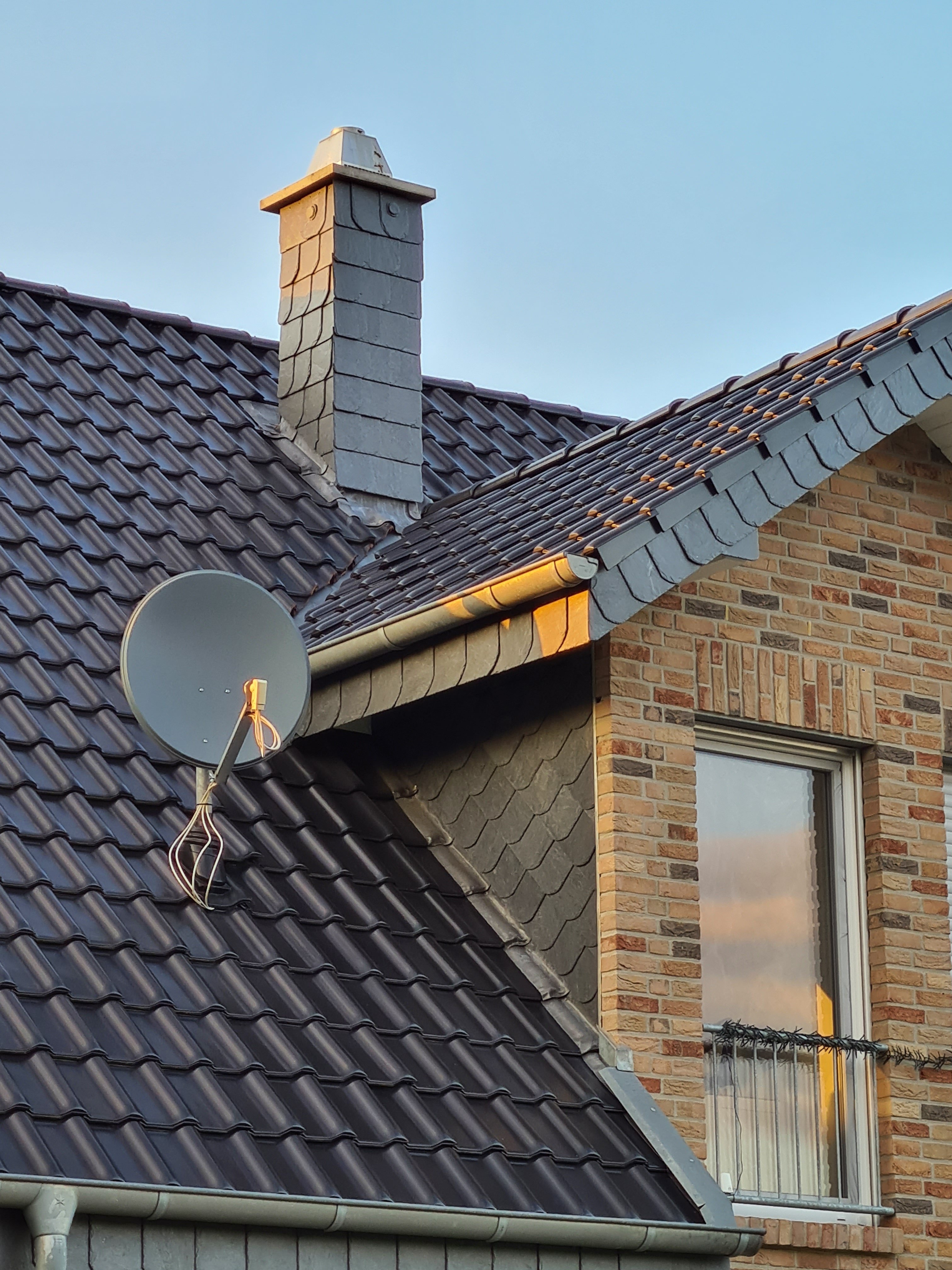 dach-dachziegel-dunkelgrau-schornstein-haus-brick-satellitenschluessel.jpg