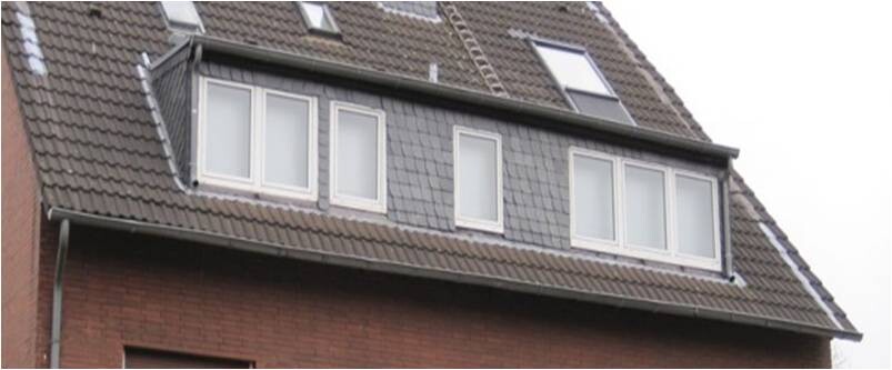 Dach mit Gaubenfenstern und Ziegeldach eines Hauses