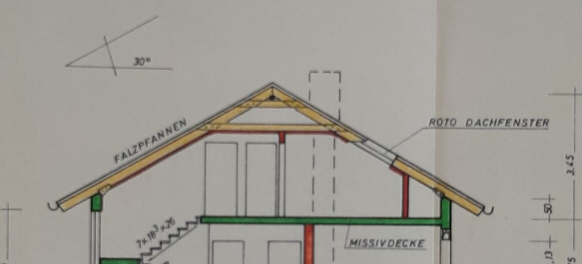 Schnitt durch zweigeschossiges Hausdach mit Dachstuhl, Ziegeldeckung und Dachfenster.