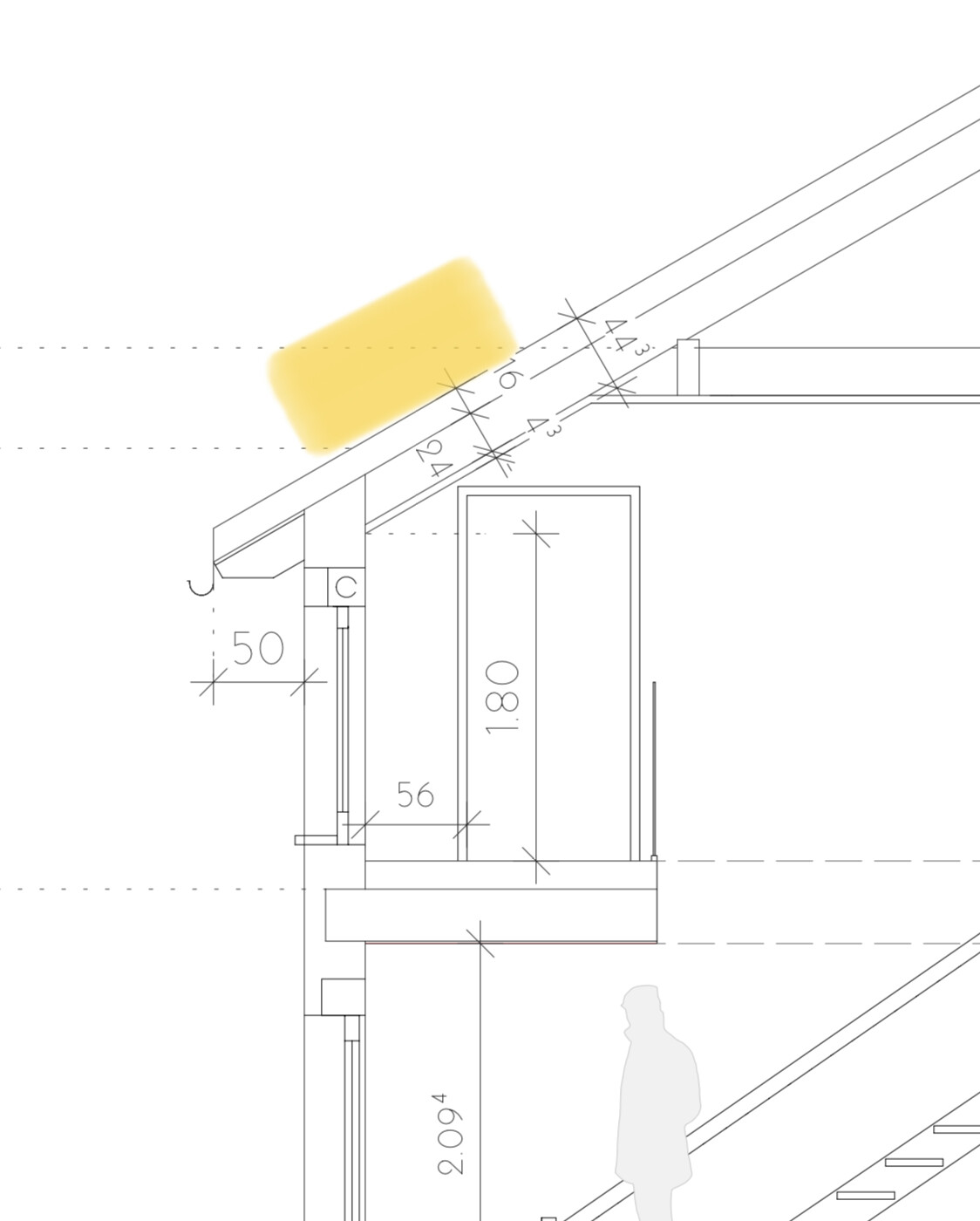 Architekturzeichnung: geneigtes Dach mit gelber Markierung, Maßlinien, Silhouette eines Menschen.
