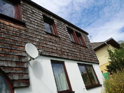 dach-schindeldach-hausfassade-mit-satelliten-schuessel.jpg