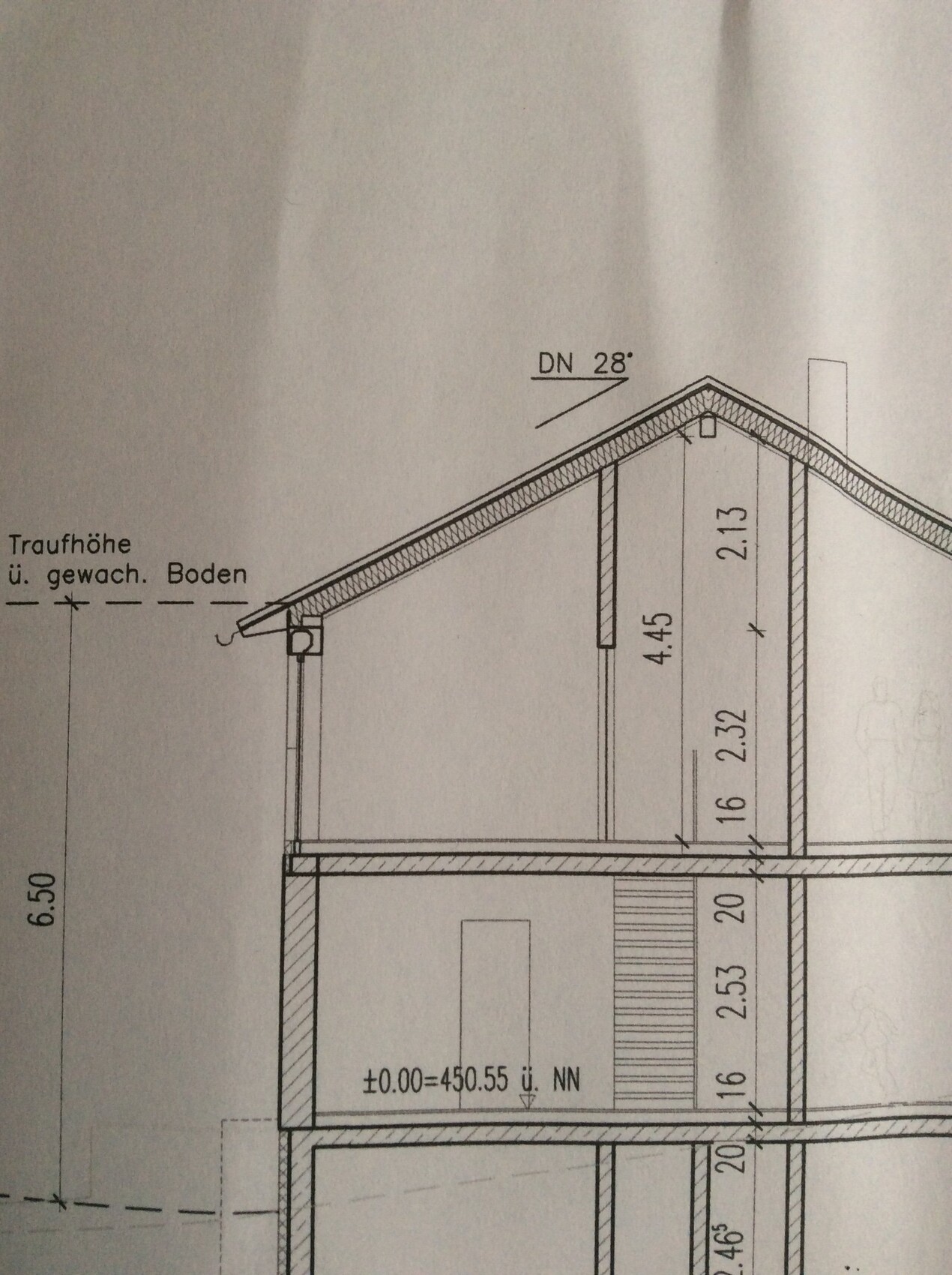 Querschnitt eines Hauses mit Dach, Innenwänden und Maßangaben.