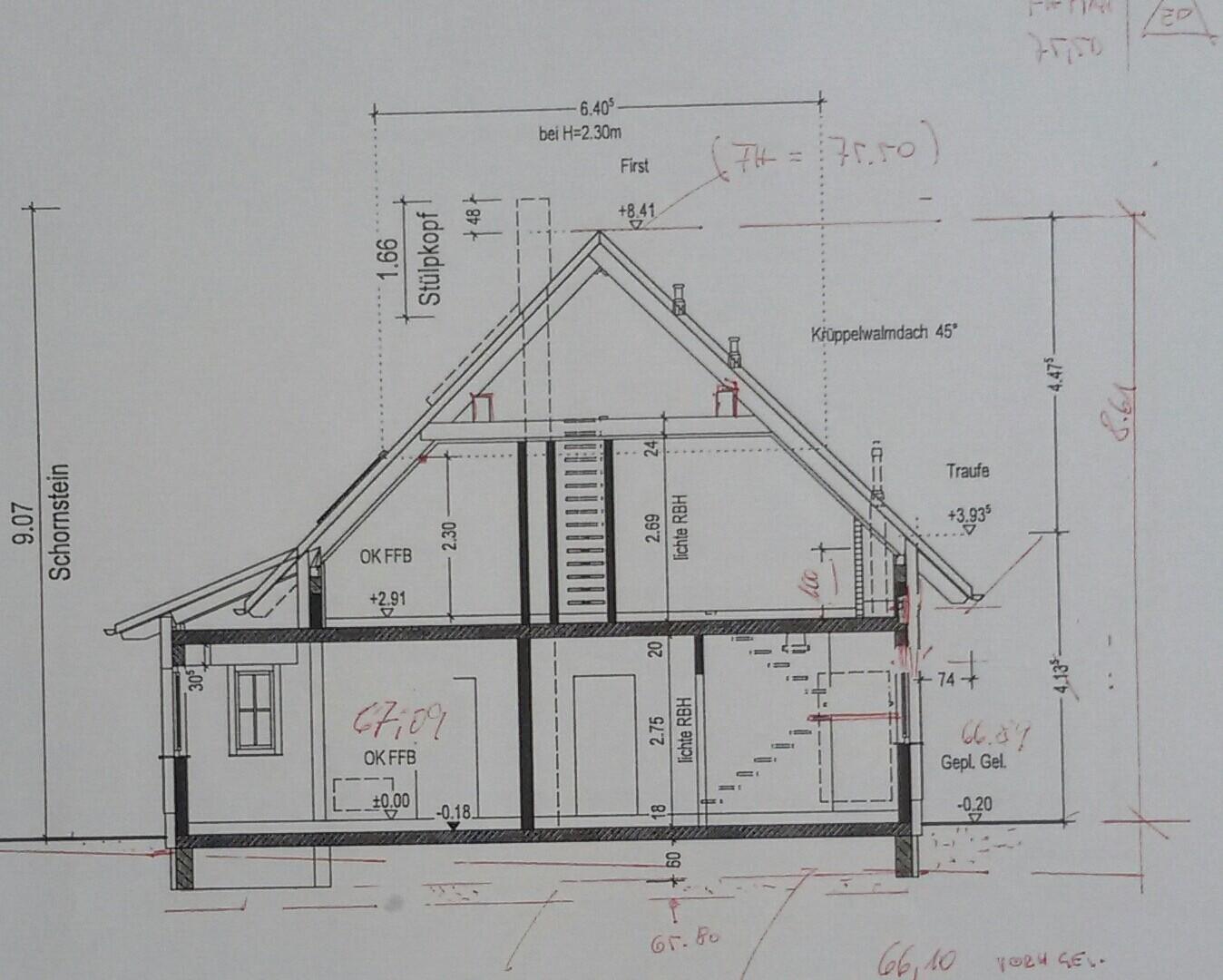 Architektur-Querschnitt eines Hauses mit Dachstuhl, zwei Etagen und Maßangaben.