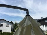 Bau- und Dachkonstruktion auf Baustelle mit Schutzabdeckung und umliegenden Häusern