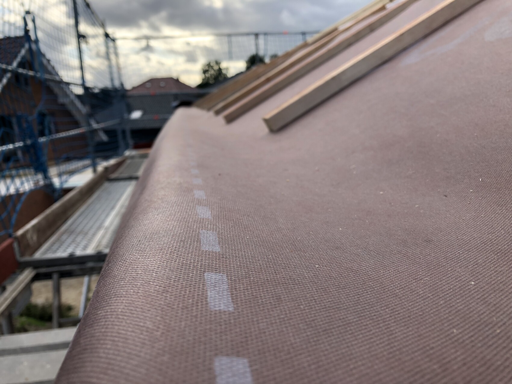 Nahaufnahme eines mit Dachfolie bedeckten Daches auf einer Baustelle